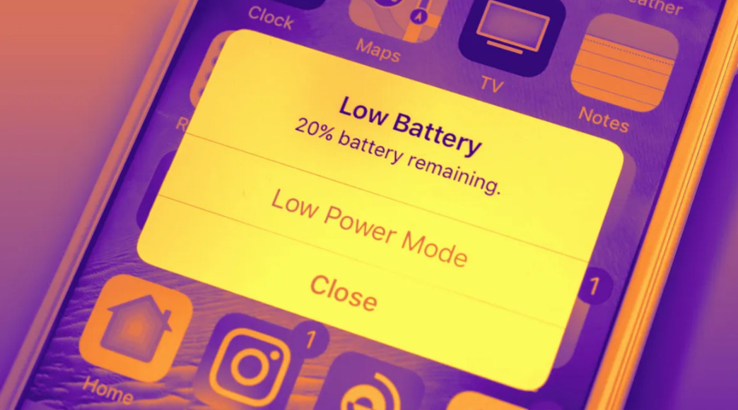 스마트폰 화면에 배터리 잔량이 20% 남았다는 'Low Battery' 알림이 표시되어 있다.