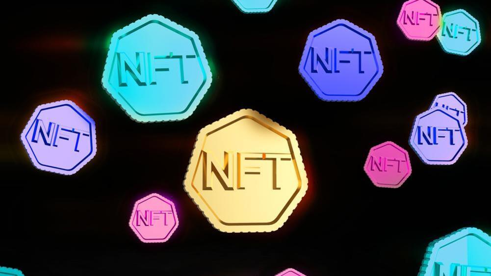 검은 배경 위에 다양한 색상의 육각형 형태로 'NFT'라는 글자가 새겨진 코인들이 흩어져 있는 이미지.
