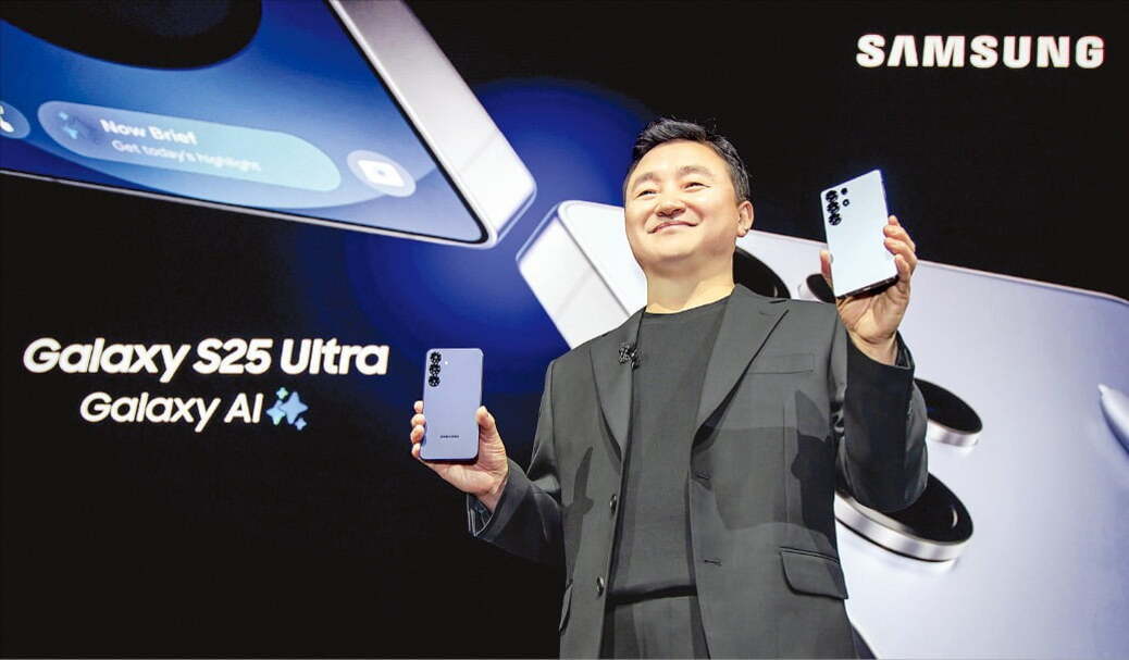 남성이 삼성 갤럭시 S25 울트라 스마트폰 두 대를 들고 무대에 서 있으며, 배경에는 'Galaxy S25 Ultra'와 'Galaxy AI'라는 문구와 삼성 로고가 보인다.