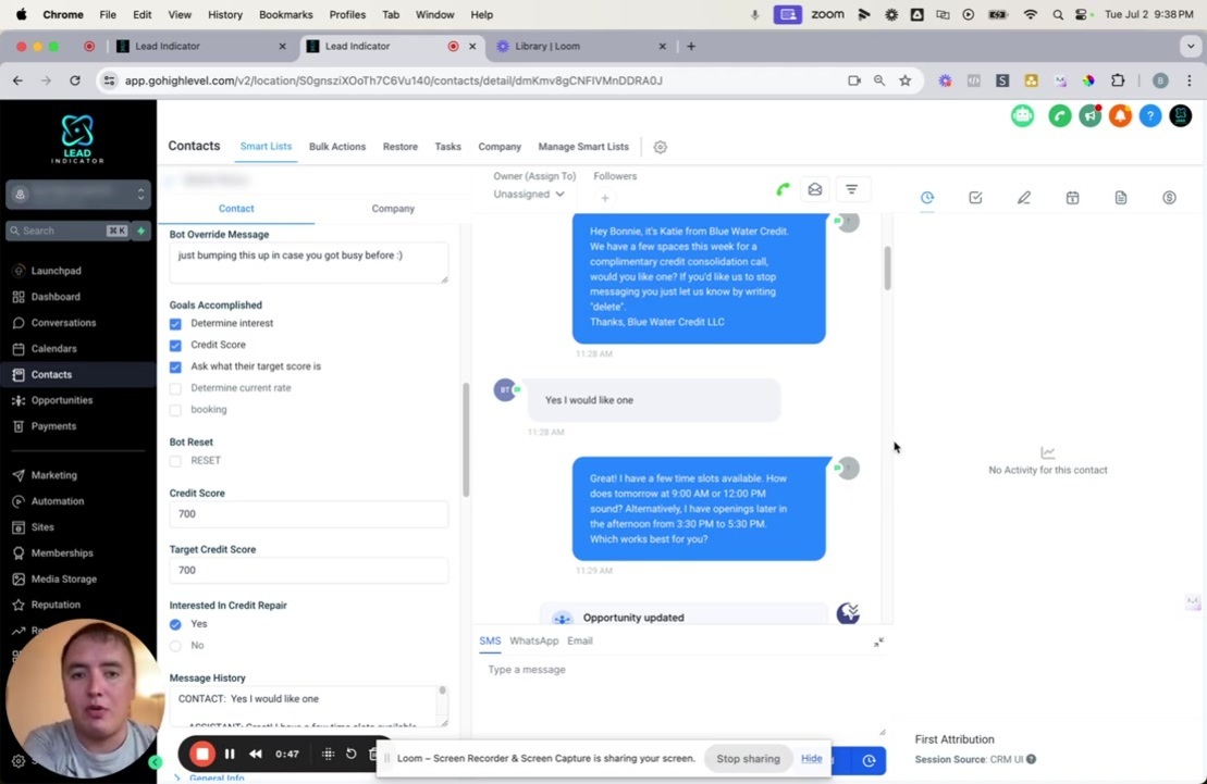 CRM 소프트웨어의 연락처 상세 화면이 보이며, 왼쪽에는 사용자의 프로필 사진이 작게 표시되고, 오른쪽에는 채팅 기록과 연락처 관련 정보가 나타나 있다. 상단은 크롬 브라우저 창이며 여러 탭이 열려 있다.