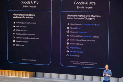 무대 위에서 한 남성이 프레젠테이션을 하고 있으며, 뒤에는 Google AI Pro와 Google AI Ultra 요금제의 기능과 가격이 비교된 대형 화면이 보인다.