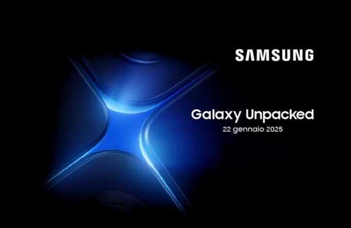 검은 배경에 파란색 X 모양의 그래픽이 중앙에 있고, 우측 상단에는 'SAMSUNG' 로고와 함께 'Galaxy Unpacked 22 gennaio 2025'라는 문구가 흰색 글씨로 적혀 있다.