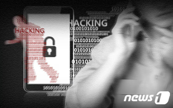 스마트폰 화면에 자물쇠 아이콘과 'HACKING'이라는 글자가 보이며, 한 사람이 전화 통화하는 모습이 흐릿하게 나타나 있다. 배경에는 이진수가 반복적으로 쓰여 있다.