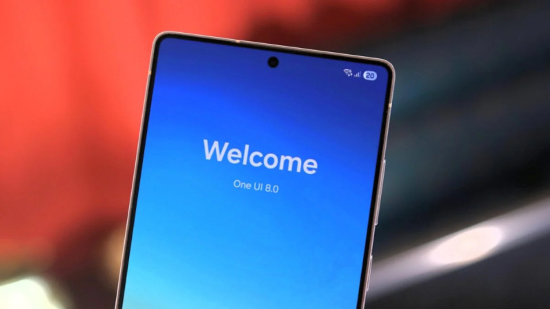 스마트폰 화면에 'Welcome'과 'One UI 8.0'이 표시된 초기 설정 화면