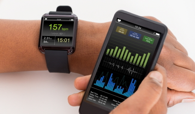 스마트워치를 착용한 손목과 스마트폰 화면에 건강 관련 데이터(심박수, 운동량 등)가 표시되어 있는 모습