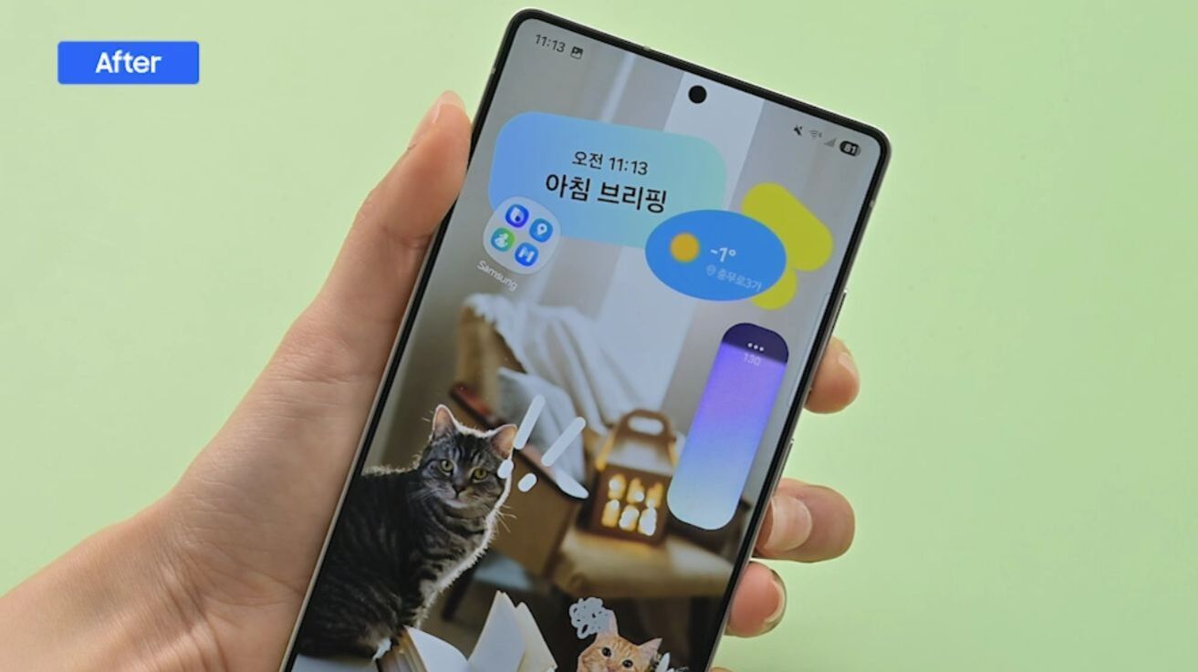 한 손에 들려 있는 스마트폰 화면, 배경화면에는 고양이 사진이 있으며, 위젯에는 '오전 11:13 아침 브리핑', 현재 온도 -1도 등이 표시되어 있다. 왼쪽 상단에는 파란색 'After'라는 글자가 보인다.