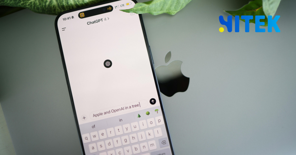 AI 기반 스마트폰 앱 추천: 사진 보정부터 문서 자동화까지 활용 가이드 4 스마트폰 화면에 ChatGPT 앱이 열려 있고, 하단에는 'Apple and OpenAI in a tree'라는 문장이 입력되어 있다. 스마트폰은 애플 로고가 보이는 노트북 위에 놓여 있으며, 오른쪽 상단에는 'HITEK' 로고가 있다.
